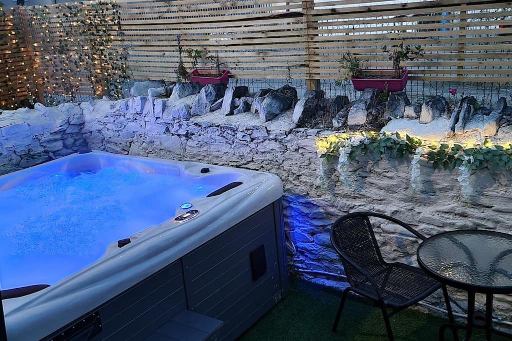 Cosy With Hot Tub And Garden Holiday home